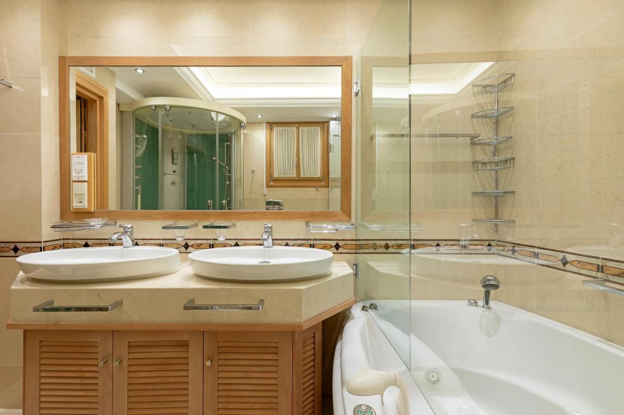 Vouliagmeni'S Elegance By Acropolis Suites Atina Dış mekan fotoğraf
